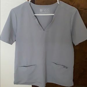 Figs 3 pocket  scrub top medium in cement color